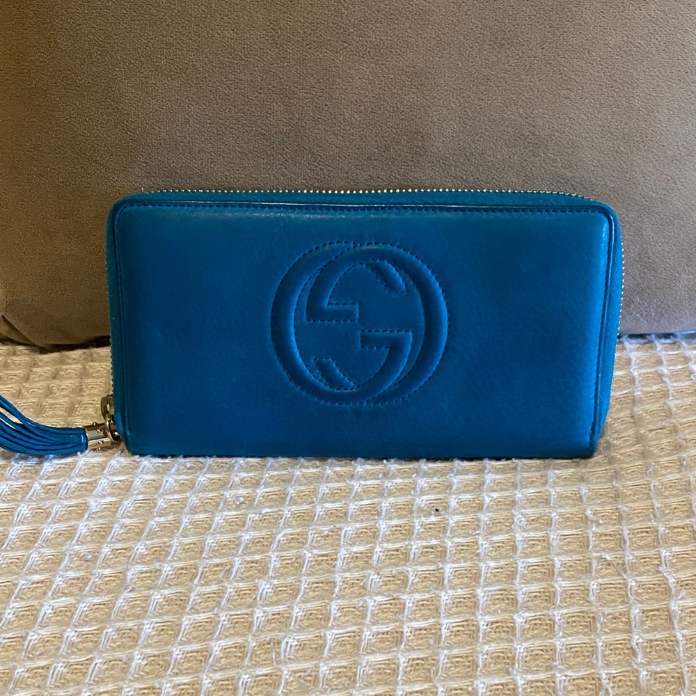 EUC Gucci Teal Leather Zip Wallet